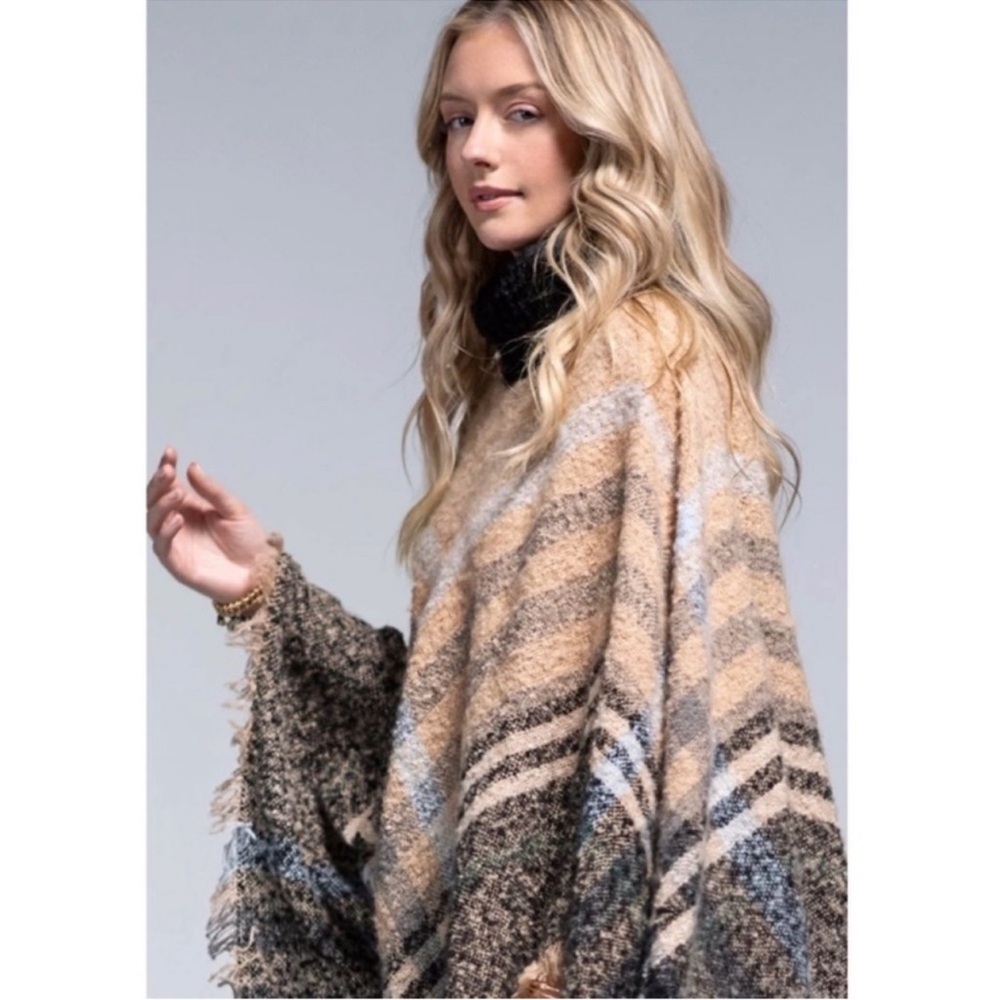 🍁New RUGGINE New York Soft Boucle Yarn
Turtleneck Fall Poncho🍁 - Picture 3 of 7